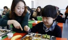 学生家长爆料配餐视频,食品安全引关注！”