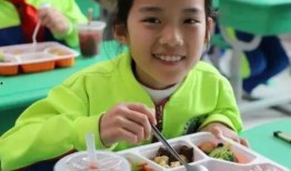 学生家长爆料配餐视频,食品安全引关注！”